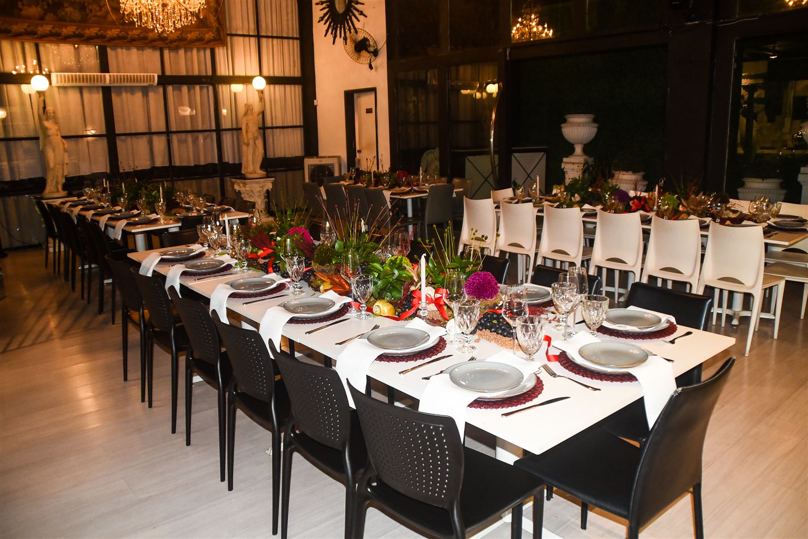 Salão preparado para jantar da Confraria à Mesa